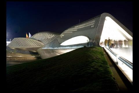 Zaha Hadidn's Zaragoza Bridge Pavilion